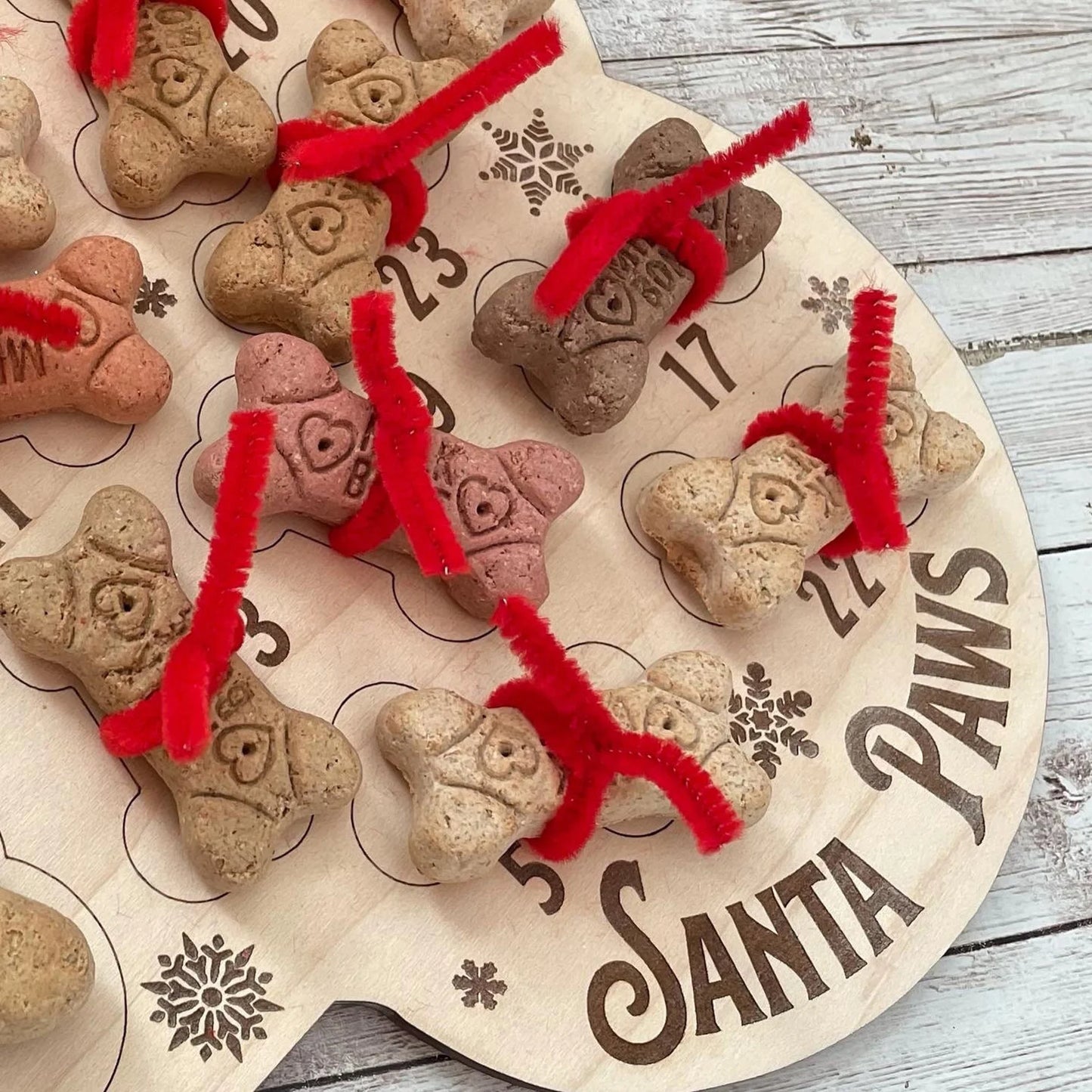 Calendrier de l’Avent Chien 2025 🐾 | Décoration Murale en Bois – Os de Noël à Suspendre